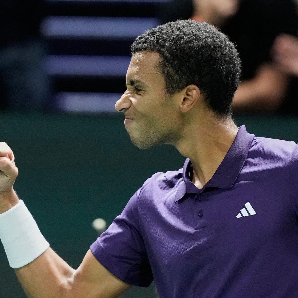 Canada's Auger-Aliassime rallies past Altmaier to reach Paris Masters quarterfinals